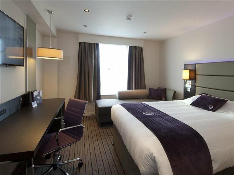 Premier Inn London Heathrow M4/J4 Hillingdon Exterior photo